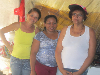 Josefa da Silva Cabral (a la izquierda), junto con otras dos mujeres que se encargan de la cocina en el Grupo 12 del campamento de los sin techo, que ocupó un solar céntrico en la sureña ciudad brasileña de São Bernardo do Campo. Crédito: Mario Osava/IPS