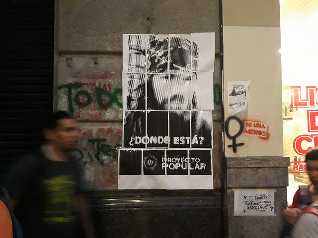 “¿Dónde está?”, es la pregunta que se repite en numerosos carteles en las paredes de Buenos Aires y otras ciudades de Argentina sobre la desaparición el 1 de agosto de Santiago Maldonado, durante una manifestación en la Patagonia. Crédito: Daniel Gutman/IPS