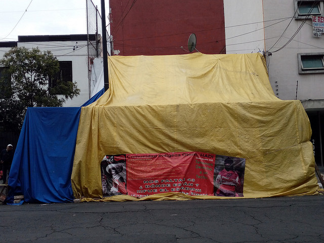 Las 10 familias nahñús (otomís) que habitaban un viejo caserón en Ciudad de México, desde 2007 tienen que pernoctar fuera del edificio por los daños estructurales provocados por el terremoto del 19 de septiembre. No abandonan en lugar para defender su predio y sus enseres y demandar apoyo para el acceso a una vivienda. Crédito: Emilio Godoy/IPS