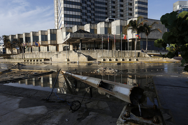 Un poste del alumbrado público derribado durante el paso del huracán Irma, en el exterior del Hotel Melia Cohiba, en el barrio del Vedado de La Habana, en Cuba. Crédito: Jorge Luis Baños/IPS