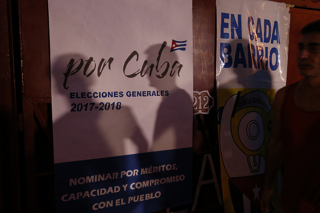 Un cartel institucional de promoción de las elecciones generales 2017-2018 durante la asamblea de nominación de candidatos a delegados al Poder Popular en Cuba, en el barrio de Nuevo Vedado, en La Habana. Crédito: Jorge Luis Baños/IPS