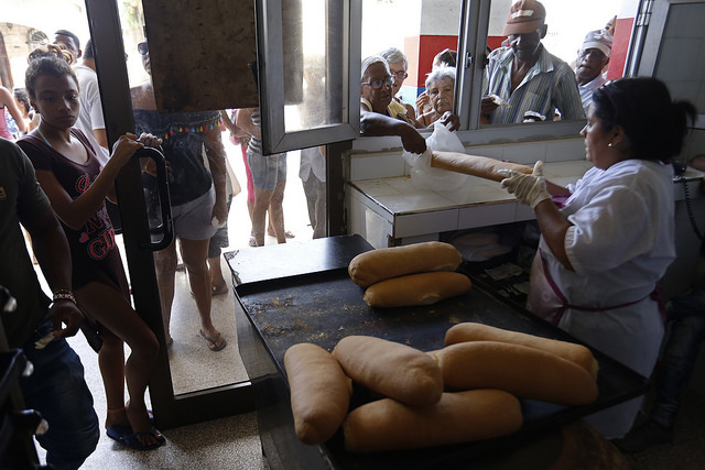 Clientes esperan para adquirir pan en un establecimiento de administración estatal, durante los días de paulatina recuperación de los suministros, tras el paso del huracán Irma, en el municipio de Playa, en La Habana, en Cuba. Crédito: Jorge Luis Baños/IPS