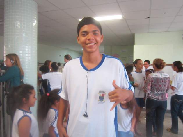 Marcos Rodrigues, de 14 años y alumno de séptimo grado, uno de los líderes de la campaña contra el desperdicio en su escuela. “Llevamos el hábito de comer verduras de la escuela a nuestras familias”, contó con orgullo a IPS. Crédito: Mario Osava/IPS