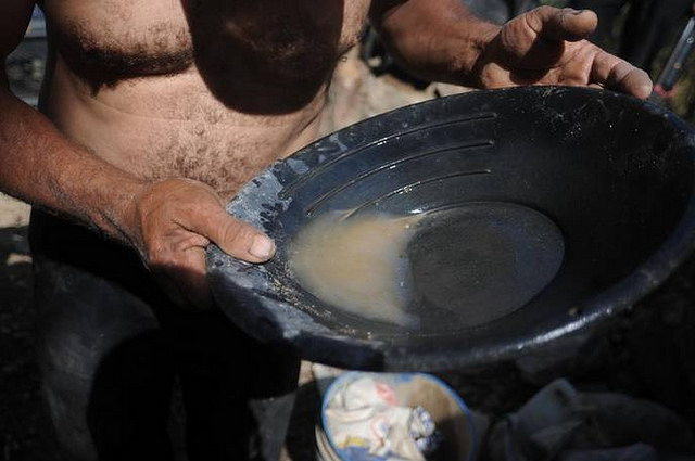 La minería artesanal del oro usa el tóxico mercurio en América Latina, una práctica que deberá modificarse en los países que han ratificado el internacional Convenio de Minamata para el control del metal. Crédito: Thelma Mejía/IPS