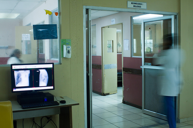 Uno de los pabellones del Hospital Nacional General de Neumología Dr José Antonio Saldaña, al sur de San Salvador, donde llegan muchos de los pacientes con enfermedades respiratorias, causadas en buena parte por la mala calidad del aire en la capital salvadoreña. Crédito: Edgardo Ayala/IPS