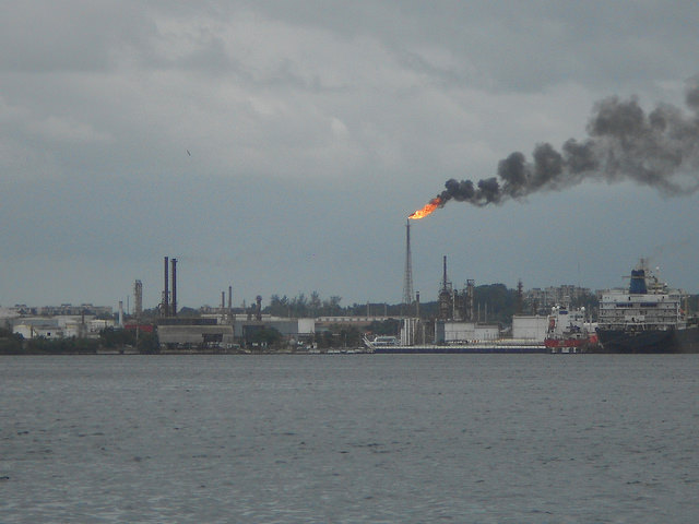 La quema de combustibles fósiles es el origen principal de las emisiones contaminantes en América Latina, como lo refleja la imagen de la refinería Ñico López, en la capital de Cuba. Crédito: Emilio Godoy/IPS
