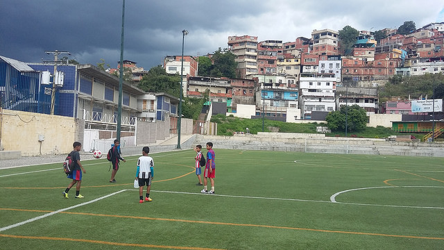 Un grupo de niños llega a una práctica de fútbol en el centro deportivo Mesuca, en ese sector del gran asentamiento de Petare, este de la capital de Venezuela, en una de las iniciativas municipales con respaldo privado que mejoran la vida en el sector. Crédito: Humberto Márquez/IPS