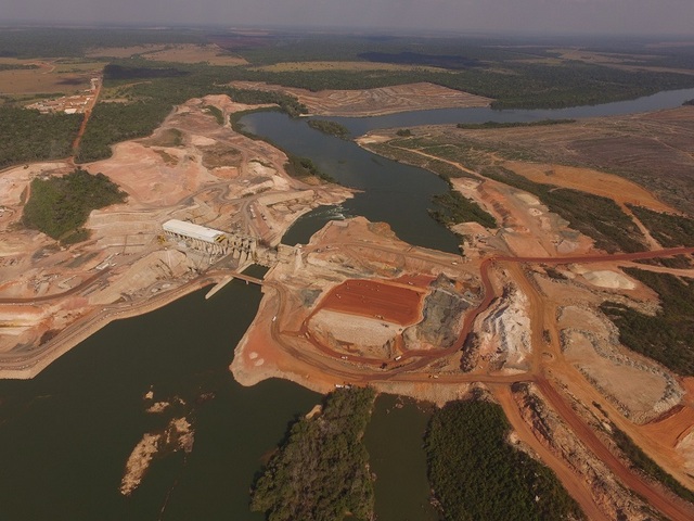 Vista aérea de la central hidroeléctrica que construye la Compañía Energética Sinop sobre el río brasileño Teles Pires y que está alterando la vida de los habitantes de una extensa zona en el estado de Mato Grosso, tanto los agricultores familiares como los productores del monocultivo de soja. Crédito: Cortesía de CES