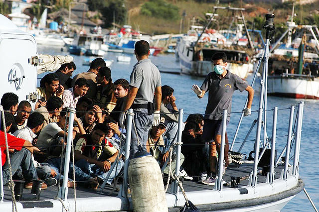 Migrantes llegan a la isla italiata de Lampedusa, Italia. Crédito: Sara Prestianni/noborder network. Creative Commons.