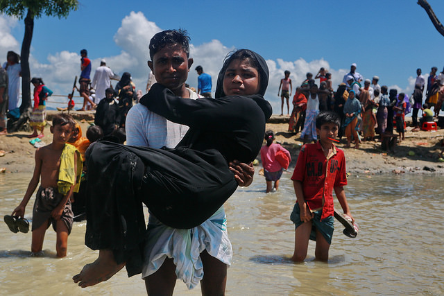 Refugiados rohinyás ingresan a Teknaf, en Bangladesh, procedentes desde Shah Parir Dwip, en Birmania, tras cruzar el río Naf. Crédito: Farid Ahmed/ IPS.