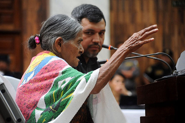 Una mujer atestigua durante el juicio en el Tribunal de Mayor Riesgo de Guatemala en febrero de 2016. Crédito: Rocizela Pérez/ Mujeres Transformando el Mundo