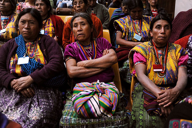Mujeres presencian el juicio en la Corte de Mayor Riesgo de Guatemala en febrero de 2016. Crédito: Rocizela Pérez/ Mujeres Transformando el Mundo