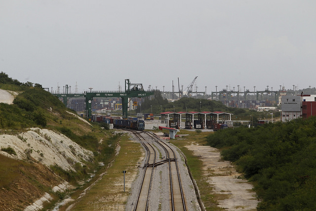 La Línea férrea que transporta los contenedores desde y para La Zona Especial de Desarrollo Mariel, en la occidental provincia Artemisa, a unos 45 kilómetros de la capital de Cuba. Crédito: Jorge Luis Baños/IPS https://c1.staticflickr.com/5/4578/24596372508_6675ee3808_o.jpg
