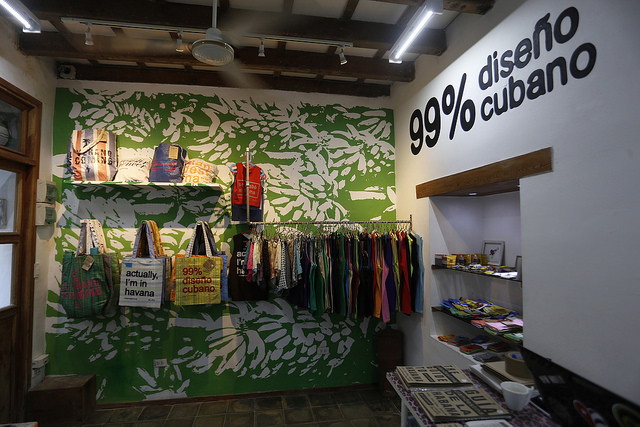Interior de la tienda de diseño Clandestina, en el centro del casco histórico de la capital cubana. El emprendimiento participa en una plataforma internacional de ventas por Internet, a la que pueden acceder los consumidores de cualquier parte del mundo, menos los de Cuba, debido al embargo estadounidense. Crédito: Jorge Luis Baños/IPS