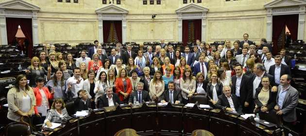Las mujeres participantes en la histórica sesión en la Cámara de Diputados de Argentina quisieron fotografiarse juntas cuando a las cuatro de la madrugada del 23 de noviembre se levantó la sesión en que se impuso la paridad en la política del país, en una imagen a que se sumaron también legisladores que respaldaron la nueva norma. Crédito: Cámara de Diputados