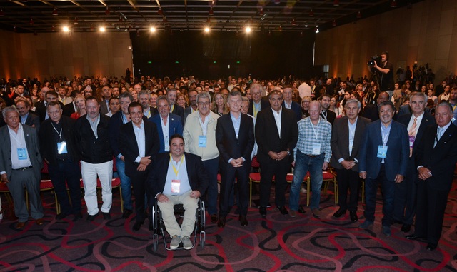 El presidente Mauricio Macri (centro) y el ministro de Trabajo, Jorge Triaca (en silla de ruedas), junto a líderes sindicales y funcionarios de organismos internacionales, en la Conferencia Mundial sobre Trabajo Infantil celebrada en Buenos Aires este mes. Allí se cerró el apoyo de la principal central sindical a la reforma laboral. Crédito: Presidencia de la Nación.