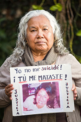 Irinea Buendía sostiene una fotografía de su hija, Mariana Lima. Crédito: Dzilam Méndez/ONU Mujeres
