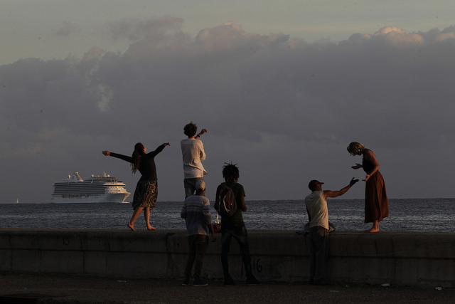 Un grupo de personas permanece en el malecón de La Habana durante la llegada de un crucero a la bahía de la capital cubana, en octubre de 2017. Crédito: Jorge Luis Baños/IPS