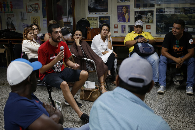 Hombres y mujeres activistas intercambian experiencias sobre las masculinidades, incluidas las de los maltratadores, durante la VII Jornada Cubana de Estudios de Masculinidades de la Red Iberoamericana y Africana de Masculinidades, en la capital cubana. Crédito: Jorge Luis Baños/IPS
