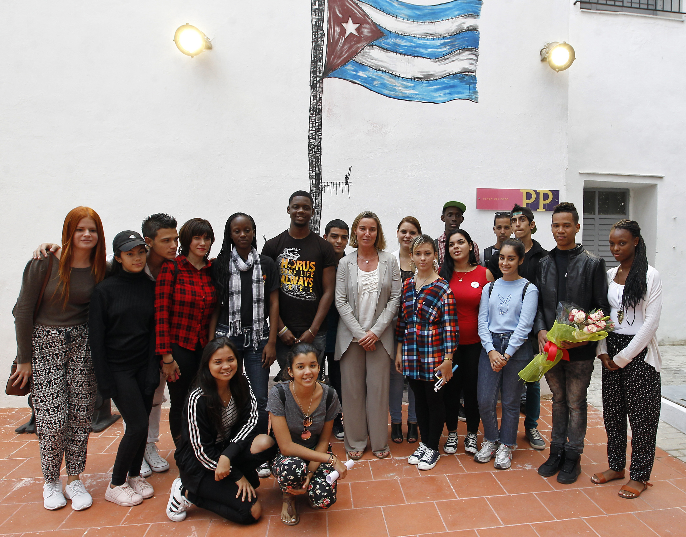 Federica Mogherini , alta representante de la Unión Europea (UE) para los Asuntos Exteriores y Política de Seguridad, posa para una foto durante una visita al Centro de Adolescentes en La Habana Vieja, en enero del 2018. Mogherini llegó a Cuba en una visita oficial de dos días, que busca impulsar la relación bilateral tras la rúbrica del primer acuerdo entre el bloque comunitario y la isla. Crédito: Ernesto Mastrascusa/EFE_POOL_IPS