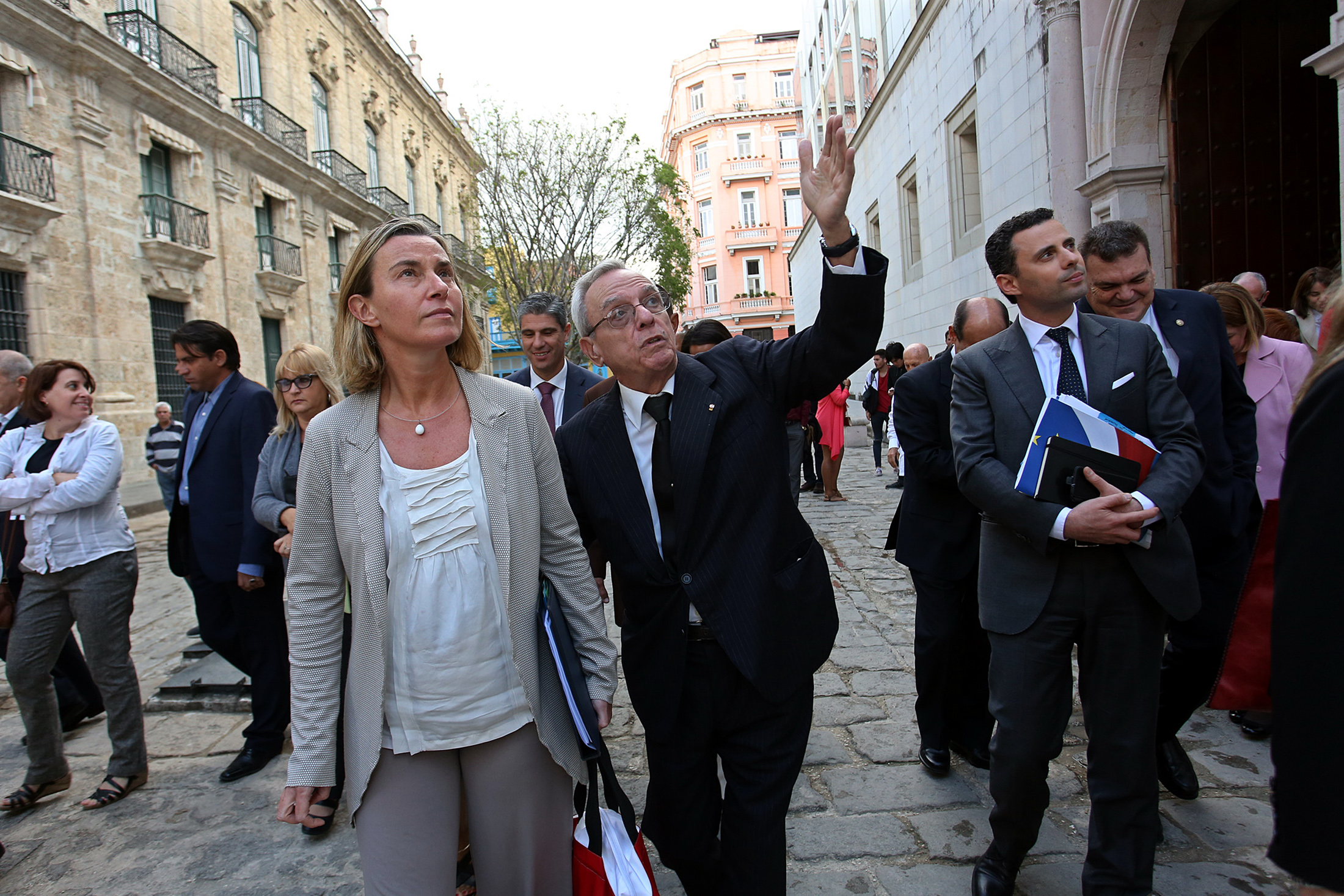 Federica Mogherini , alta representante de la Unión Europea (UE) para los Asuntos Exteriores y Política de Seguridad recorrió lugares de interés histórico de La Habana Vieja acompañada por el Eusebio Leal, en Enero de 2018. Crédito: Jorge Luis Baños/IPS.
