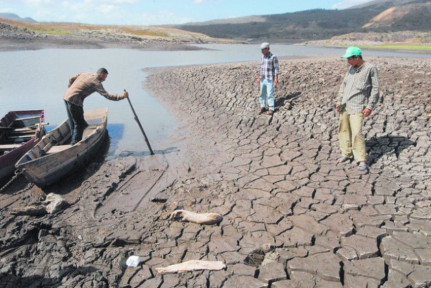 El lago Las Canoas, cercano a la capital de Nicaragua, se seca cada vez que el fenómeno de El Niño visita Nicaragua y deja a sus habitantes sin pesca y sin agua para sus cultivos. Crédito: Guillermo Flores/IPS