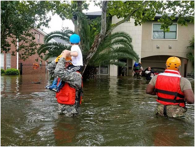 Soldados de la Guardia Nacional de Tejas ayudan en la evacuación durante el huracán Harvey. Crédito: Teniente Zachary West/Guardia Nacional.