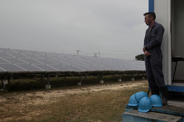 El operario Ernesto García mientras supervisa el funcionamiento del Parque solar Cantarana, ubicado en la central provincia de Cienfuegos, en Cuba, y que genera 2,6 megavatios. El país pretende que tres por ciento de la electricidad provenga de energía fotovoltaica. Crédito: Jorge Luis Baños/IPS