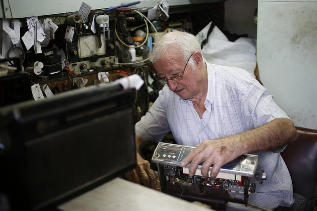 Roberto Sordo, de 84 años y reconvertido en trabajador por cuenta propia tras su jubilación, repara equipos de radio en un local arrendado del municipio Centro Habana, en la capital de Cuba. Crédito: Jorge Luis Baños/IPS