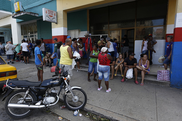 Clientes hacen fila en el exterior de una panadería estatal para adquirir pan, en una calle de la capital de Cuba. Crédito: Jorge Luis Baños/IPS