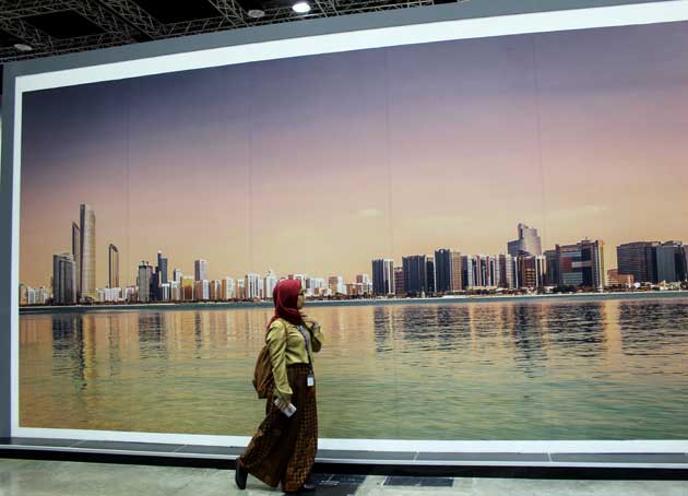 Una participante de Malasia del Foro Urbano Mundial pasa frente al stand de Abu Dhabi, organizador del próximo foro en 2020, cuando se revisará el avance en la seguridad de las mujeres. Crédito: Manipadma Jena/IPS.