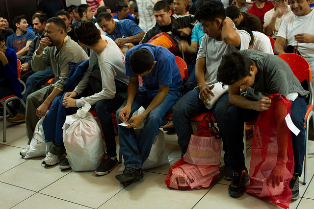 Pese a la existencia de algunos programas gubernamentales de apoyo a las personas deportadas –escasos y de poco alcance—, los repatriados llegan a El Salvador con pocas posibilidades de reinsertarse económica y socialmente, sobre todo aquellos que han pasado una o más décadas viviendo en los Estados Unidos. Crédito: Edgardo Ayala/IPS