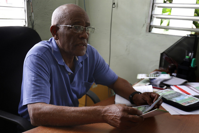 El ingeniero agrónomo Egidio Páez, presidente de La Asociación Cubana de Técnicos Agrícolas y Forestales, mientras analizaba para IPS la situación de los suelos del país insular, en su oficina del municipio capitalino de Díez de Octubre, en La Habana. Crédito: Jorge Luis Baños/IPS