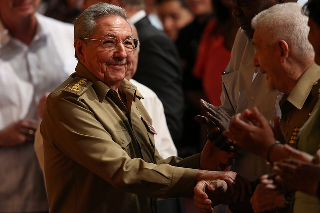El presidente Cubano Raúl Castro y primer secretario del Comité Central del Partido Comunista de Cuba (PCCU), durante una ceremonia en La Habana. Castro dejará la jefatura del gobierno el 19 de abril pero mantendrá su cargo en el único partido legal en el país hasta 2021. Crédito: Jorge Luis Baños/IPS