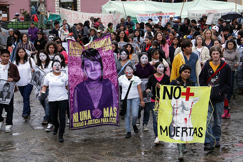 Una manifestación en Chiapas, México, donde conviven las dos consignas con que se convocan las manifestaciones contra la violencia machista en ese país: “Ni una Menos” y “No más Muertas”. Crédito: GlobaCitizen