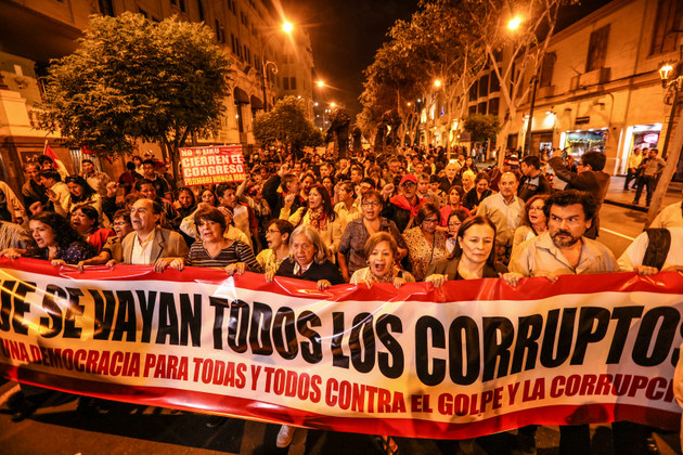 “Que se vayan todos” reza una pancarta en la cabecera de una manifestación contra la corrupción por las calles de Lima, que se repiten en Perú contra los gobernantes que tienen como punto común las denuncias o procesos de corrupción, el último de ellos Pedro Pablo Kuczynski, quien renunció tras apenas 20 meses en el poder. Crédito: Cortesía de Wálter Hupiu