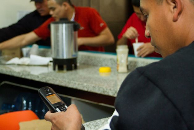 Pese a los peligros de emprender un viaje desde El Salvador a Estados Unidos, sin documentos, atravesando por tierra miles de kilómetros atravesando Guatemala y México, muchos salvadoreños siguen haciéndolo. De los 26.838 deportados durante 2017, unos 16.000 llegaron por avión desde Estados Unidos, tras ser detenidos en situación irregular en ese país. El resto arribó por buses, remitidos por México. Crédito: Edgardo Ayala/IPS