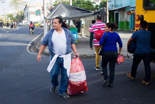 David Antonio Pérez, de 42 años, pasó recluido cinco años en varios centros de detención para indocumentados en Estados Unidos, lo que duraron sus recursos ante la justicia para evitar la deportación. De regreso a El Salvador, donde ya fue deportado otras dos veces, su futuro está marcado por la derrota y la incertidumbre. Crédito: Edgardo Ayala/IPS