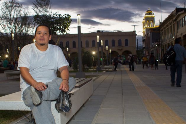 “Lo menos que quiero hacer ahora que estoy de regreso en El Salvador, es irme a encerrar a una casa, quiero sentir el aire de la libertad”, contó David Antonio Pérez, quien pasó cinco años detenido en centros para inmigrantes indocumentados en Estados Unidos. Después de sentarse un buen rato en la plaza de La Libertad, en el centro histórico de San Salvador, se fue a dormir a un pequeño hostal, para recuperar fuerzas antes de dirigirse al día siguiente a casa de sus padres, al sur de la capital. Crédito: Edgardo Ayala/IPS