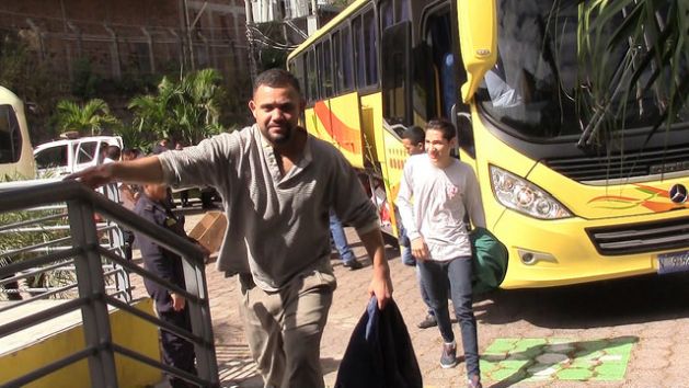 Algunos de los 80 hombres deportados desde Estados Unidos, en un avión federal fletado desde la ciudad texana de Houston, salen del bus que los trae desde el aeropuerto internacional de San Salvador al Centro de Atención al Migrante, que funciona al este de la capital. Crédito: Edgardo Ayala/IPS