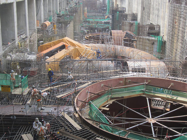Parte de la sala de turbinas de la central hidroeléctrica de Belo Monte, en el norteño estado brasileño de Pará, durante su etapa de construcción, concluida en 2016. Belo Monte, la tercera central hidroeléctrica el mundo, representa la despedida de Brasil de los megaproyectos en la generación de energía. Crédito: Mario Osava/IPS