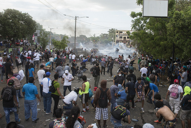 Estudiantes de la Universidad Politécnica de Nicaragua, emblema de las protestas sociales contra el gobierno de Daniel Ortega, rechazan en el este de Managua a fuerzas antimotines, con apoyo de vecinos de la zona, en los días previos a la multitudinaria manifestación del 23 de abril. Crédito: Jader Flores/IPS