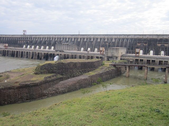 Vista de la muralla de la central hidroeléctrica del mundo, Itaipu, compartida por Brasil y Paraguay en el fronterizo río Paraná, un ejemplo de megaproyecto que impulsó la dictadura militar brasileña en los años 70 y 80. En operación desde 1984, tiene un embalse de 1.350 kilómetros cuadrados y capacidad para 14.000 megavatios, solo superada por la china Tres Gargantas, de 22.400 megavatios. Crédito: Mario Osava/IPS