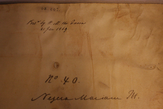 Carátula de uno de los manuscritos de Magdala, Etiopía, en manos de la Biblioteca Británica, en el que se lee: Pres. (Presentado) por S.A. la reina (Victoria), el 21 de enero de 1869. Crédito: James Jeffrey/IPS.
