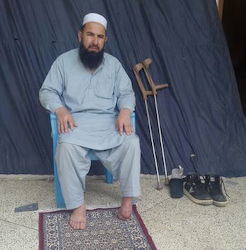 Mumtaz Khan perdió el pie al pisar una mina antipersonal. Crédito: Familia Jan.