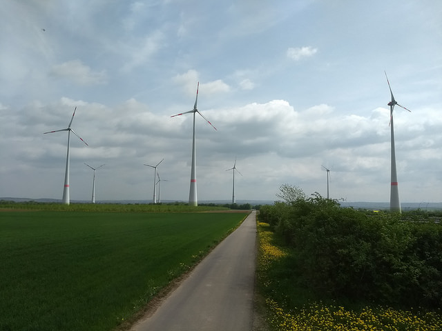 A partir de las energías eólica y solar, Alemania camina hacia un futuro basado en alternativas energéticas, como este campo eólico privado en la ciudad de Wörrstadt, en el estado de Renania-Palatinado. Crédito: Emilio Godoy/IPS