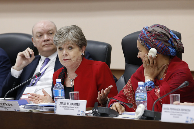 La secretaria ejecutiva de la Cepal, Alicia Bárcena, en el centro, entre el ministro cubano de Comercio Exterior, Rodrigo Malmierca, y la vicesecretaria general de la ONU, Amina Mohammed, durante la clausura del 37 periodo de sesiones del organismo regional, en el Palacio de Convenciones de La Habana. Crédito: Jorge Luis Baños/IPS