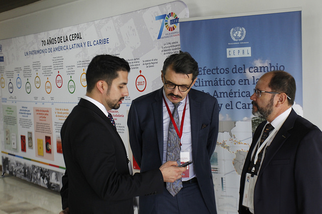 Tres participantes en el 37 periodo de sesiones de la Comisión Económica para América Latina y el Caribe (Cepal) conversan durante un receso en la sesión de clausura del encuentro regional, el 11 de mayo, en la capital cubana. Crédito: Jorge Luis Baños/IPS