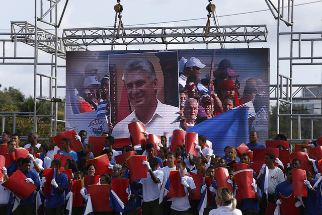 Imagen del presidente cubano Miguel Díaz-Canel en una pantalla gigante, durante el acto central del Día Internacional de los Trabajadores, el 1 de mayo, en la Plaza de la Revolución, poco después de pasar a encabezar el gobierno, el 19 de abril. Crédito: Jorge Luis Baños/IPS
