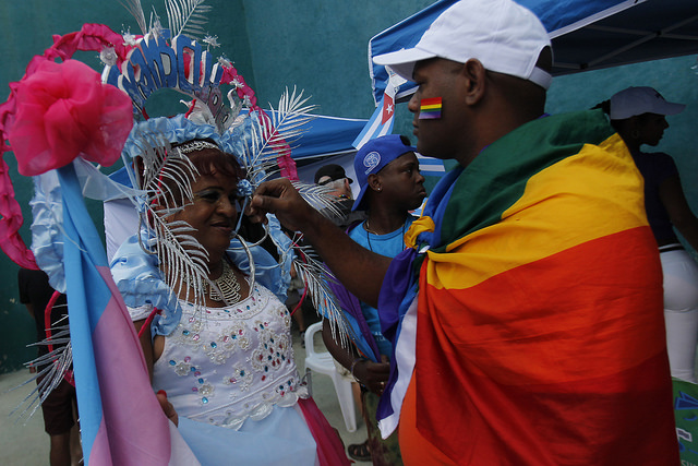 Dos integrantes de la comunidad LGBTI mientras participan La Habana en La Conga de la diversidad, una festiva marcha que integra las actividades anuales de la Jornada Cubana contra la Homofobia y la Transfobia. Crédito: Jorge Luis Baños/IPS